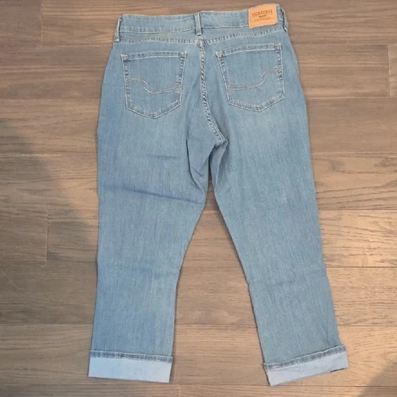 Signature by Levi Strauss Women's Modern Capri jeans in a light wash size 8 - Picture 2 of 3